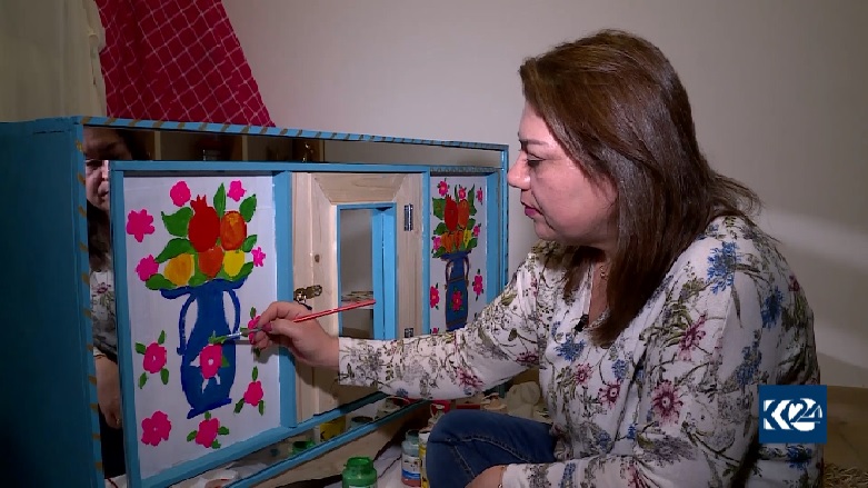 نسرین محمد، هنرمند اهل سلیمانی (سلیمانیه) وسایل خانگی قدیمی را بازسازی می‌کند